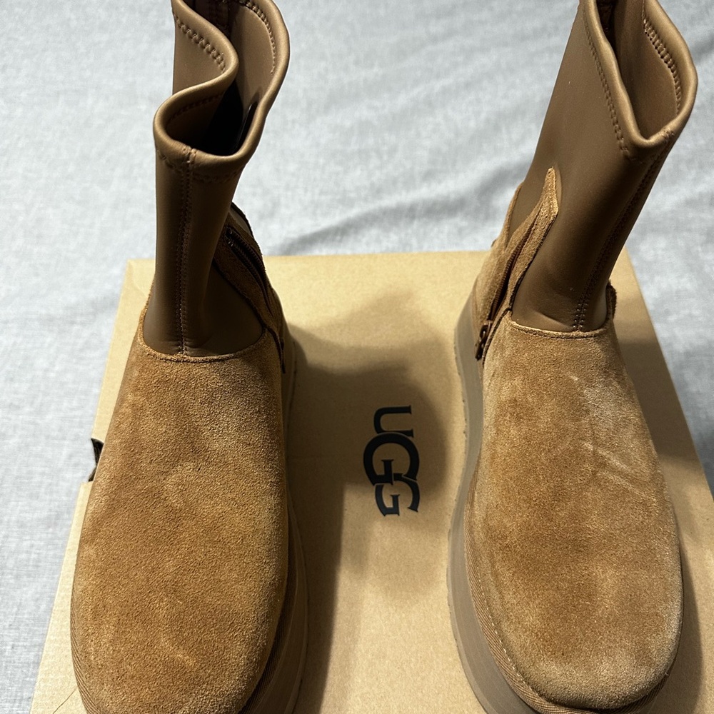 Like New Ugg Classic Dipper Boots 
Color: Chestnut
Size: 9
Worn once